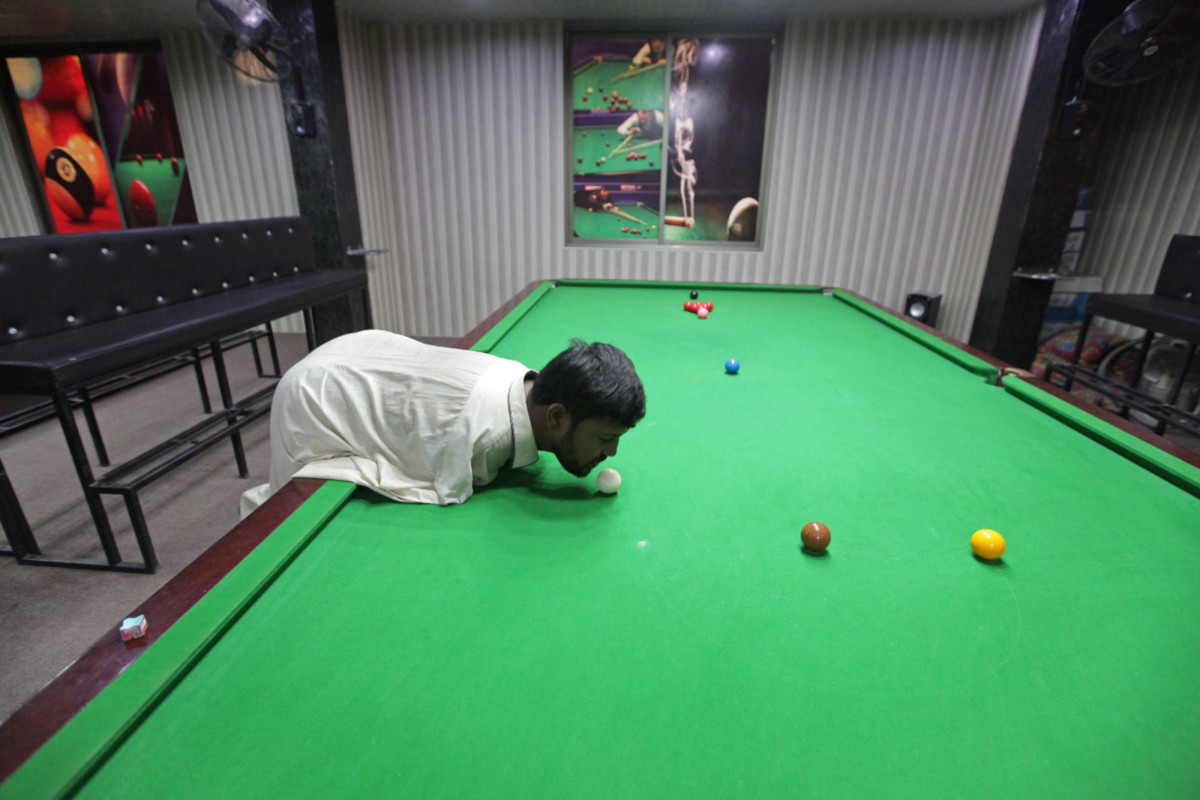 Is it possible to play snooker without hands? This Pakistani man has an answer